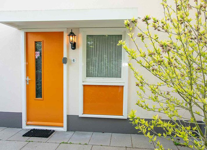 Gemuetliches, modern eingerichtetes Wohnzimmer im Ferienhaus ZE1402 in Oostkapelle, Walcheren, Zeeland.