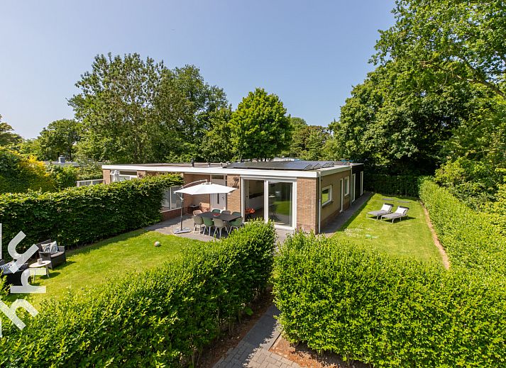 Geniet van de tuin bij vakantiehuis ZE145 in Oostkapelle, Walcheren, met comfortabele zitjes.