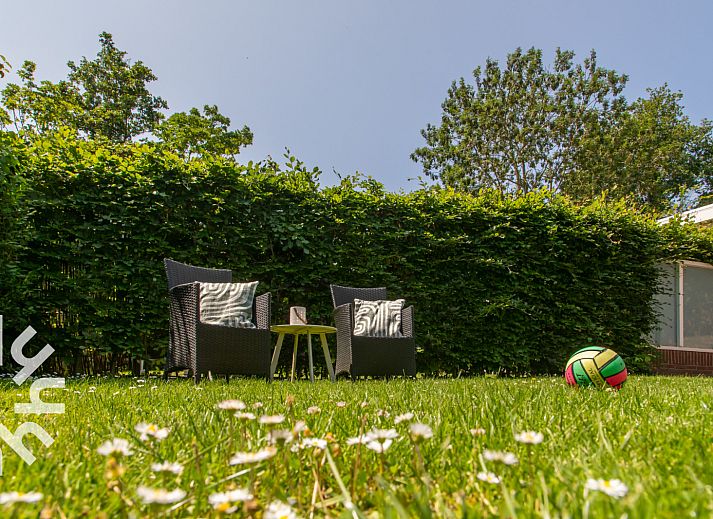 Geniet van de tuin bij vakantiehuis ZE145 in Oostkapelle, Walcheren, met comfortabele zitjes.