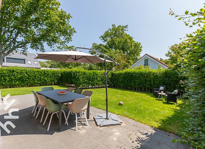 Geniet van de tuin bij vakantiehuis ZE145 in Oostkapelle, Walcheren, met comfortabele zitjes.
