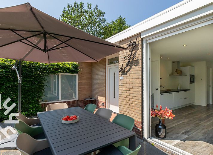 Geniet van de tuin bij vakantiehuis ZE145 in Oostkapelle, Walcheren, met comfortabele zitjes.