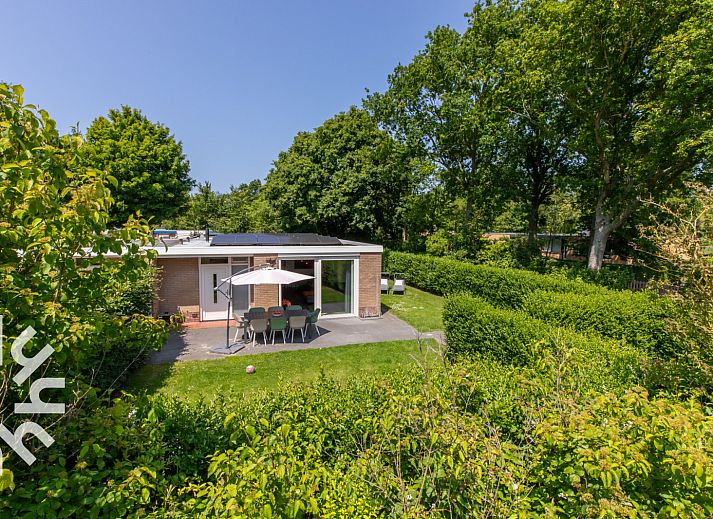 Ruime buitenruimte van vakantiehuis ZE145 in Oostkapelle, Walcheren, ideaal voor ontspanning.