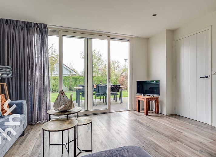 Ruime buitenruimte van vakantiehuis ZE145 in Oostkapelle, Walcheren, ideaal voor ontspanning.