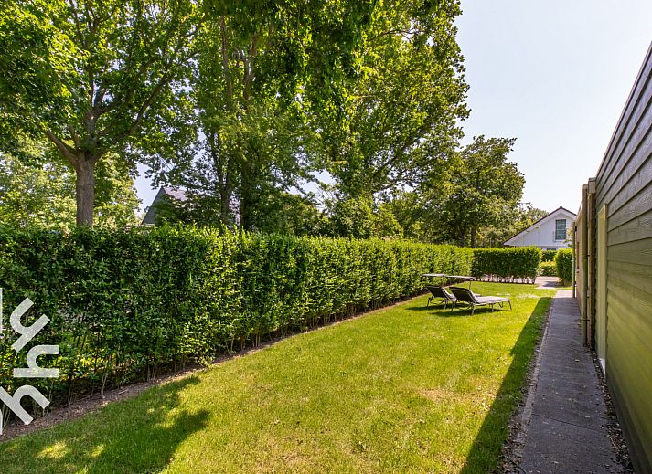 Fietsen in het pittoreske dorp Oostkapelle, nabij vakantiehuis ZE145 op Walcheren, Zeeland.