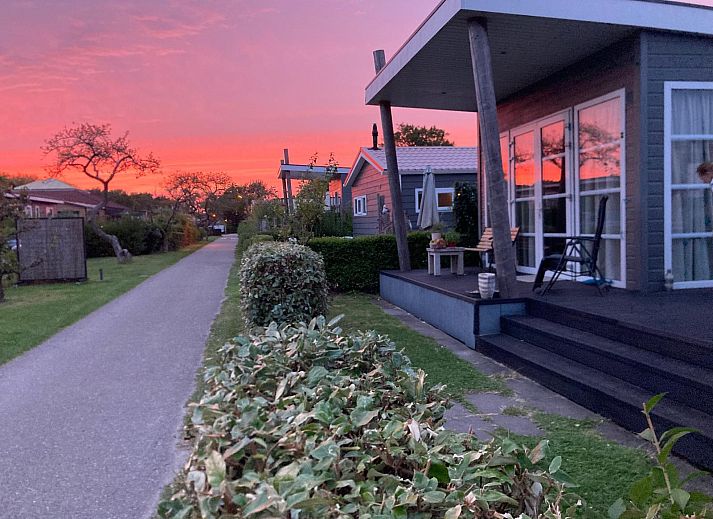 ZE1593 vakantiehuis in Oostkapelle met zonnig terras en groene omgeving op Walcheren, Zeeland.