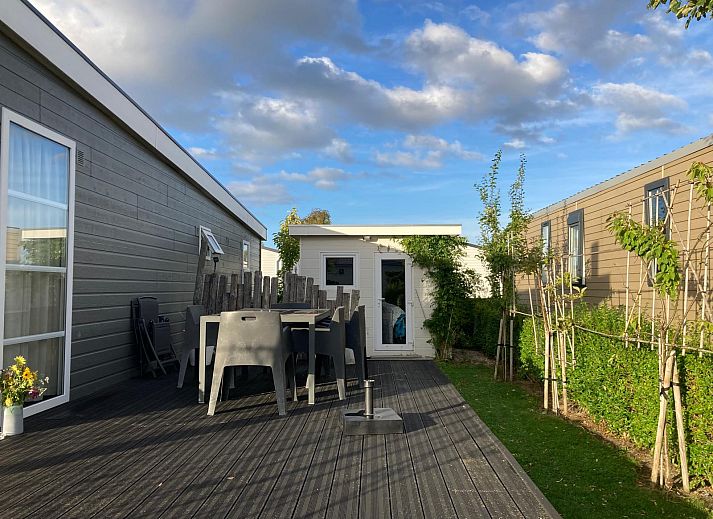 ZE1593 vakantiehuis in Oostkapelle met zonnig terras en groene omgeving op Walcheren, Zeeland.