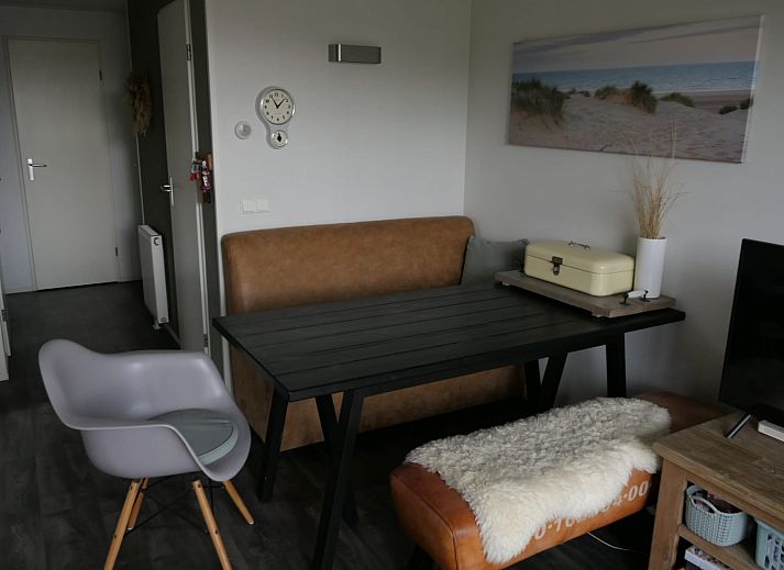 Gezellige slaapkamer in ZE1593 vakantiehuis Oostkapelle, Walcheren, met tweepersoonsbed en bloemen.