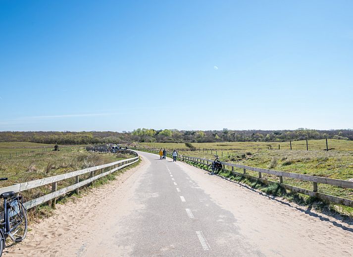 Ruim terras bij ZE1593 vakantiehuis in Oostkapelle, ideaal voor buiten dineren, Walcheren, Zeeland.