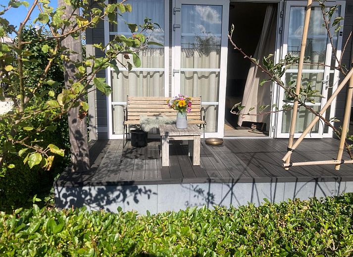 Ruim terras bij ZE1593 vakantiehuis in Oostkapelle, ideaal voor buiten dineren, Walcheren, Zeeland.