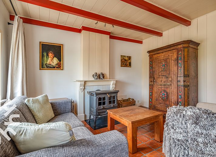 Aussenansicht des Ferienhauses ZE049 in Oostkapelle, Walcheren, Zeeland mit gruener Umgebung.