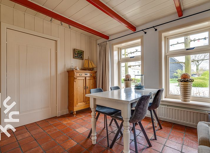 Aussenansicht des Ferienhauses ZE049 in Oostkapelle, Walcheren, Zeeland mit gruener Umgebung.