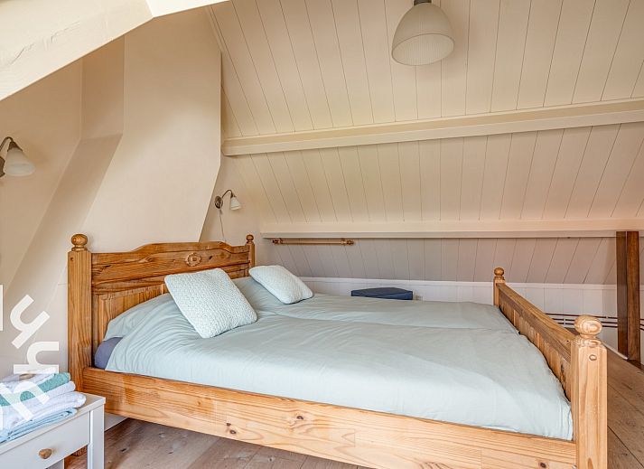 Aussenansicht des Ferienhauses ZE049 in Oostkapelle, Walcheren, Zeeland mit gruener Umgebung.