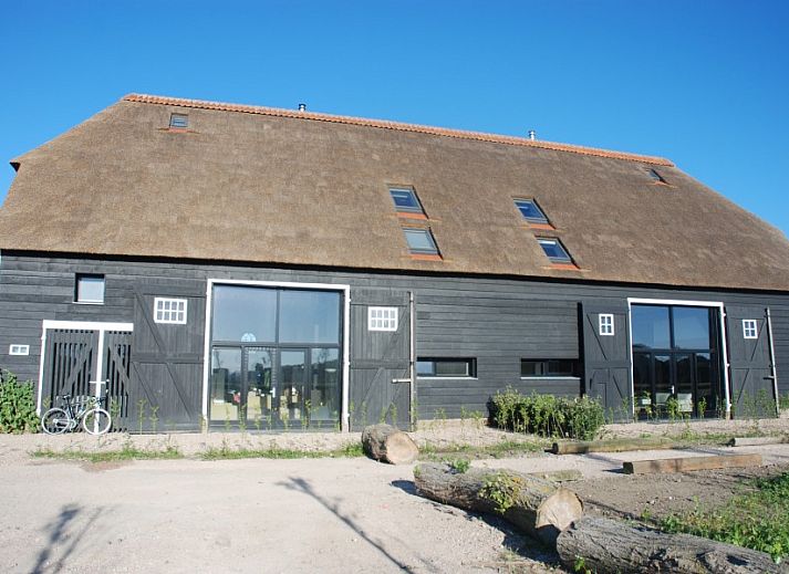 Geniet van de landelijke charme van Hoeve Plantlust: Barn left in Oostkapelle, omgeven door weelderige natuur.