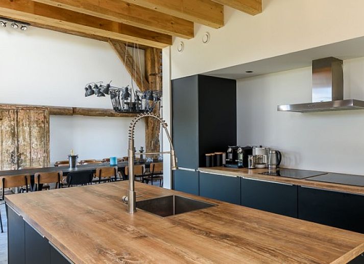 Hoeve Plantlust: Barn left in Oostkapelle, Zeeland, met rustieke architectuur en groene omgeving.