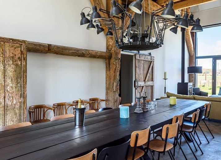 Hoeve Plantlust: Barn left in Oostkapelle, Zeeland, met rustieke architectuur en groene omgeving.