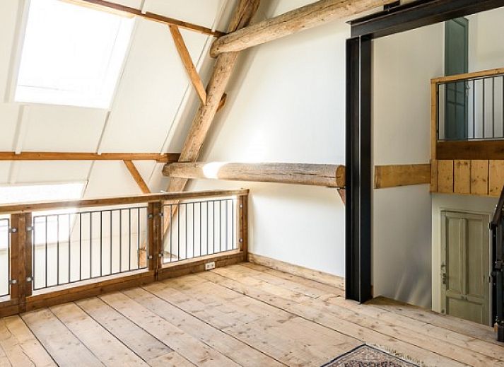 Verken de schilderachtige wandelpaden nabij Hoeve Plantlust: Barn left in Oostkapelle, Walcheren.