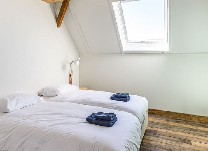 Verken de schilderachtige wandelpaden nabij Hoeve Plantlust: Barn left in Oostkapelle, Walcheren.