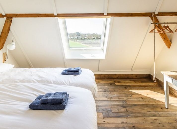 Verken de schilderachtige wandelpaden nabij Hoeve Plantlust: Barn left in Oostkapelle, Walcheren.