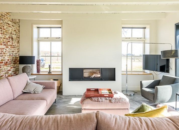 Ferienhaus Hoeve Plantlust in Oostkapelle, Zeeland, mit traditioneller Backsteinfassade und laendlicher Umgebung.