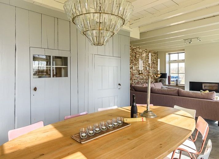 Ferienhaus Hoeve Plantlust in Oostkapelle, Zeeland, mit traditioneller Backsteinfassade und laendlicher Umgebung.