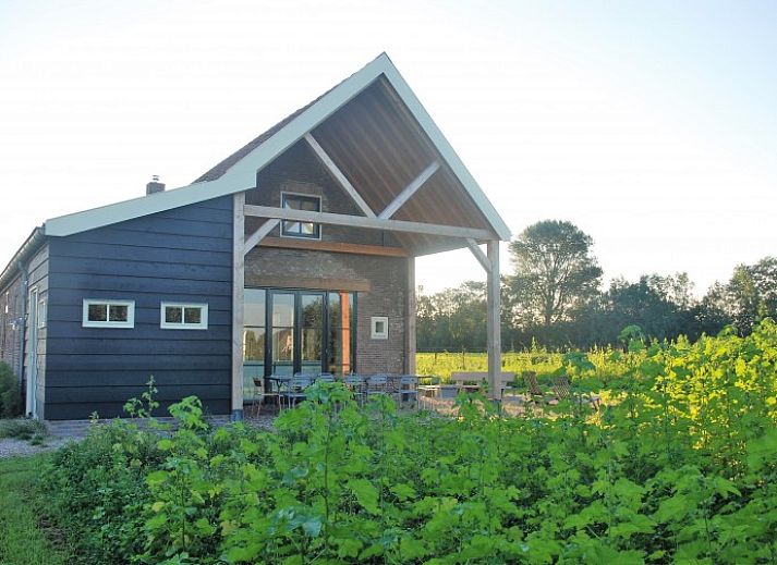 Ferienhaus Hoeve Plantlust in Oostkapelle, Zeeland, mit traditioneller Backsteinfassade und laendlicher Umgebung.