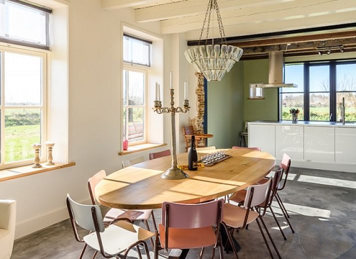 Helles Wohnzimmer mit modernen Moebeln in Hoeve Plantlust, Ferienhaus Oostkapelle, Walcheren.