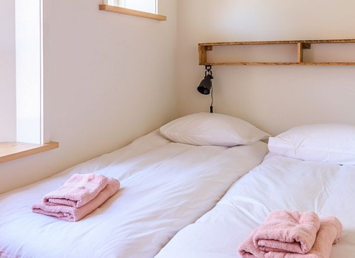 Helles Wohnzimmer mit modernen Moebeln in Hoeve Plantlust, Ferienhaus Oostkapelle, Walcheren.