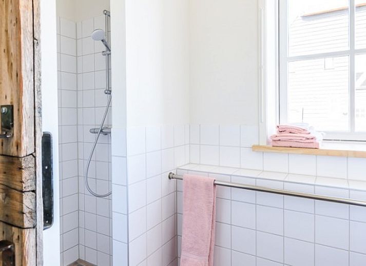 Helles Wohnzimmer mit modernen Moebeln in Hoeve Plantlust, Ferienhaus Oostkapelle, Walcheren.