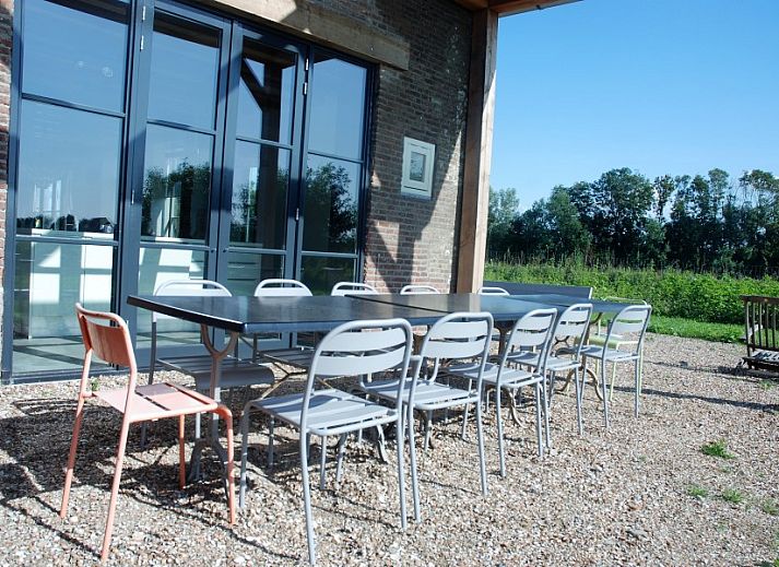 Helles Wohnzimmer mit modernen Moebeln in Hoeve Plantlust, Ferienhaus Oostkapelle, Walcheren.