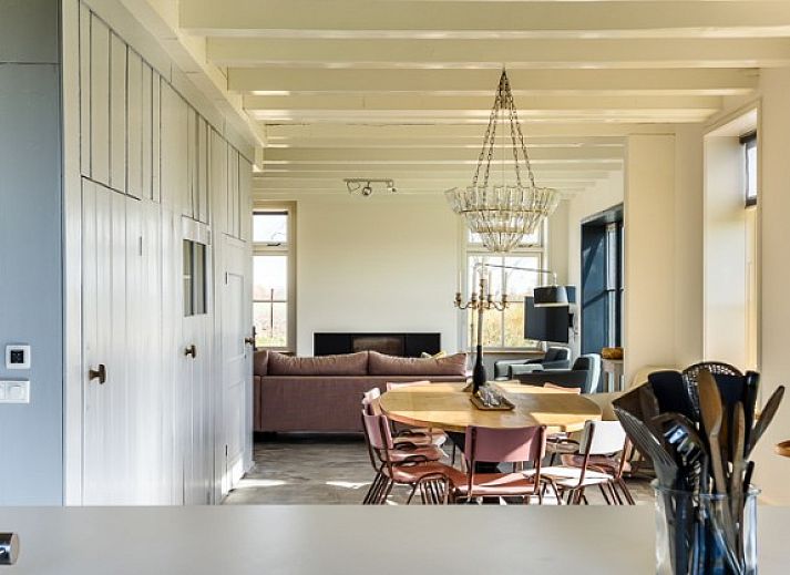 Geraeumige Sitzecke mit Backsteinmauer in Hoeve Plantlust, Ferienunterkunft Zeeland.