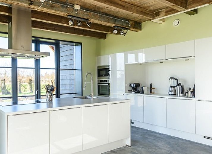 Geraeumige Sitzecke mit Backsteinmauer in Hoeve Plantlust, Ferienunterkunft Zeeland.