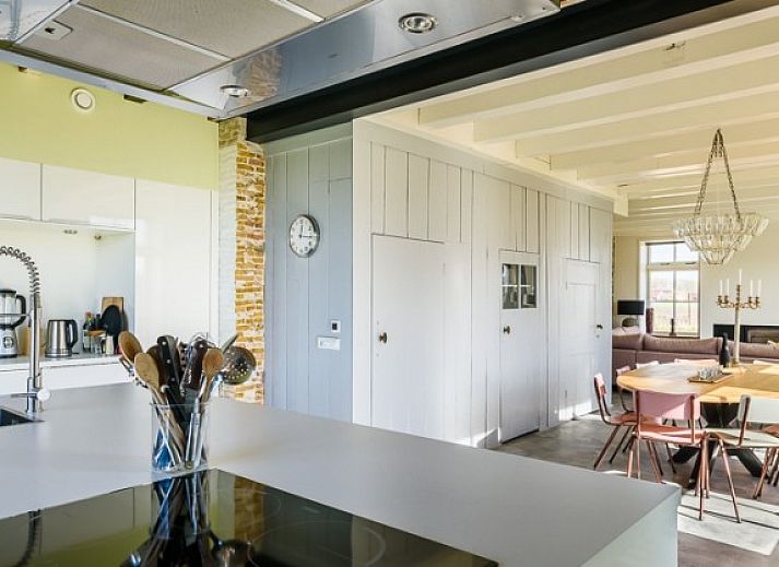 Geraeumige Sitzecke mit Backsteinmauer in Hoeve Plantlust, Ferienunterkunft Zeeland.