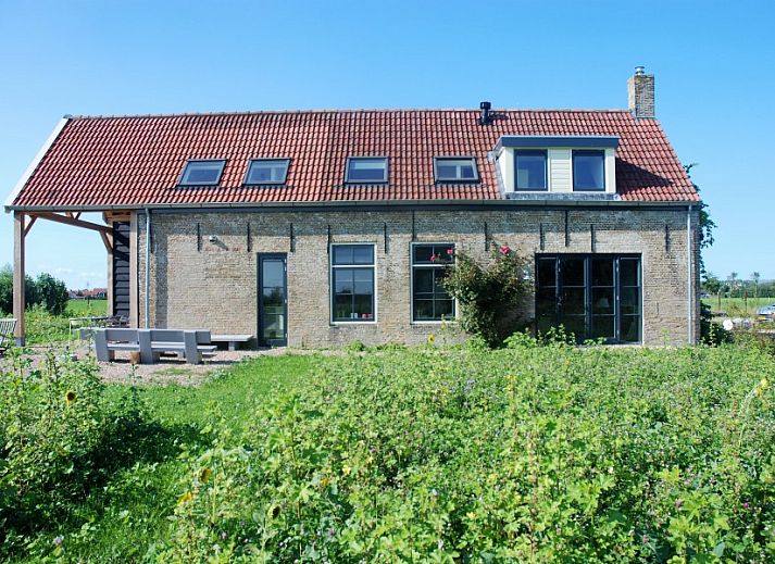 Geraeumige Sitzecke mit Backsteinmauer in Hoeve Plantlust, Ferienunterkunft Zeeland.