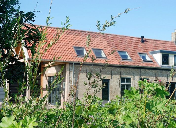 Esszimmer mit Holztisch und Kronleuchter in Hoeve Plantlust, Ferienhaus Oostkapelle.