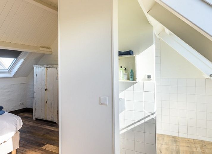 Esszimmer mit Holztisch und Kronleuchter in Hoeve Plantlust, Ferienhaus Oostkapelle.