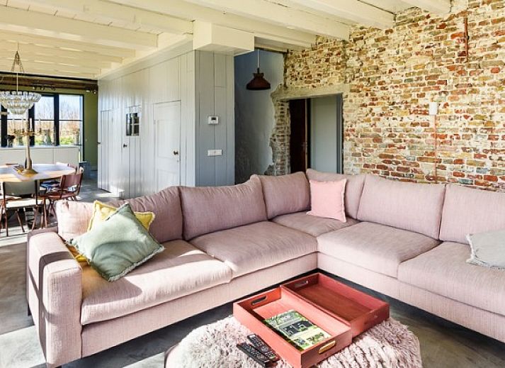 Esszimmer mit Holztisch und Kronleuchter in Hoeve Plantlust, Ferienhaus Oostkapelle.