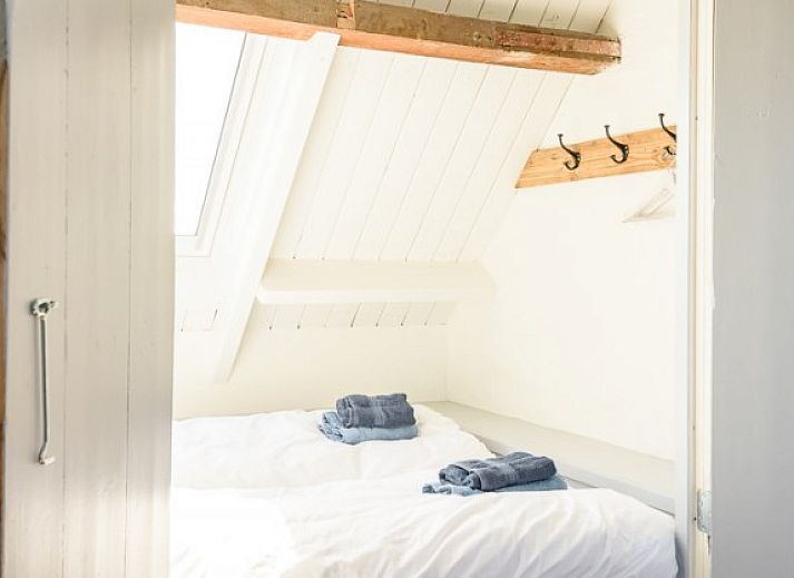 Esszimmer mit Holztisch und Kronleuchter in Hoeve Plantlust, Ferienhaus Oostkapelle.