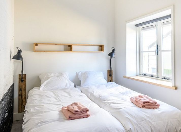 Ferienhaus Hoeve Plantlust mit Holzveranda und gruener Natur in Oostkapelle, Walcheren.