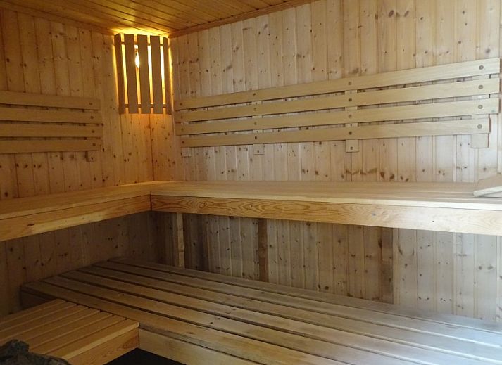 Ferienhaus Hoeve Plantlust mit Holzveranda und gruener Natur in Oostkapelle, Walcheren.