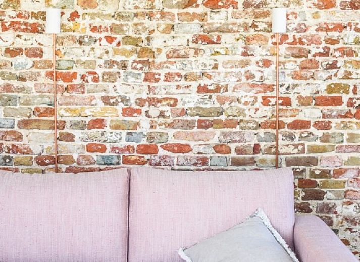 Ferienhaus Hoeve Plantlust mit Holzveranda und gruener Natur in Oostkapelle, Walcheren.