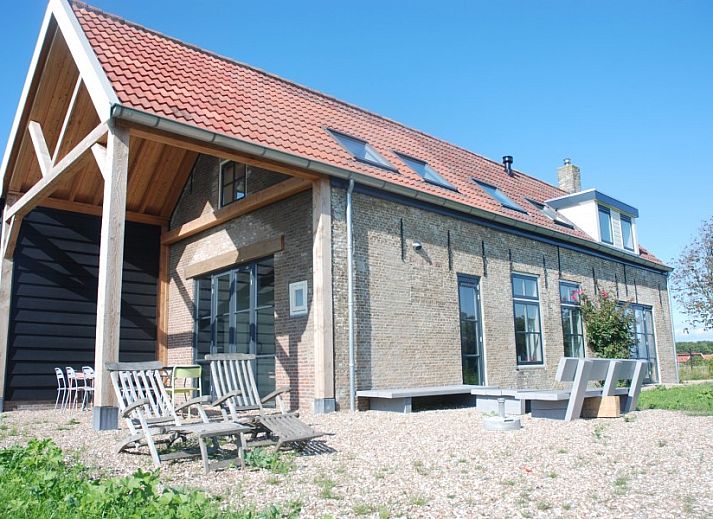 Ferienhaus Hoeve Plantlust mit Holzveranda und gruener Natur in Oostkapelle, Walcheren.