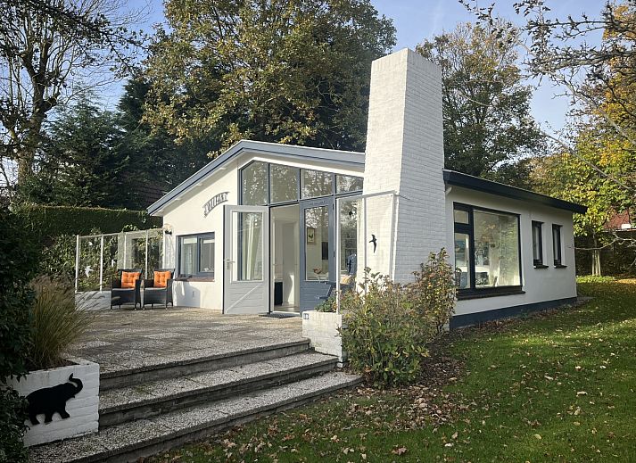 Vakantiehuis ZE1678 in Oostkapelle, Walcheren, met zonnig terras en groene tuin, ideaal voor ontspanning in de natuur van Zeeland.