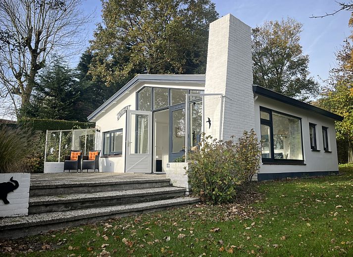 Vakantiehuis ZE1678 in Oostkapelle, Walcheren, met zonnig terras en groene tuin, ideaal voor ontspanning in de natuur van Zeeland.