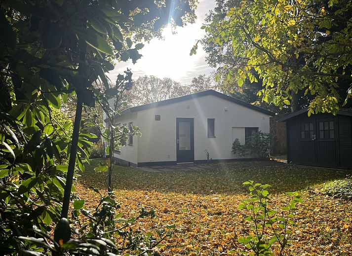 Geniet van de zonnige veranda van vakantiehuis ZE1678 in Oostkapelle, Walcheren, Zeeland, met comfortabele zitplaatsen en groene omgeving.