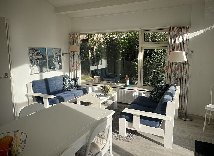 Gezellige woonkamer in vakantiehuis ZE1678 in Oostkapelle, Walcheren, Zeeland met comfortabele zitruimte en tuinzicht.