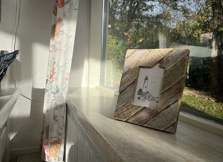 Gezellige woonkamer in vakantiehuis ZE1678 in Oostkapelle, Walcheren, Zeeland met comfortabele zitruimte en tuinzicht.