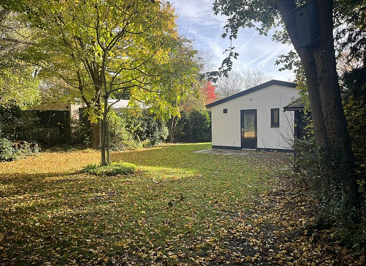 Gezellige woonkamer in vakantiehuis ZE1678 in Oostkapelle, Walcheren, Zeeland met comfortabele zitruimte en tuinzicht.