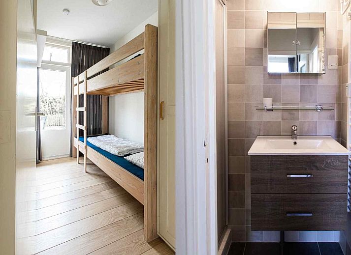 Strand in der Naehe des Ferienhauses ZE069 in Oostkapelle, Walcheren, mit weitem Sand und blauen Wellen.