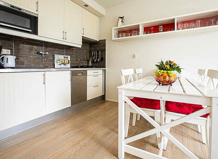 Strand in der Naehe des Ferienhauses ZE069 in Oostkapelle, Walcheren, mit weitem Sand und blauen Wellen.