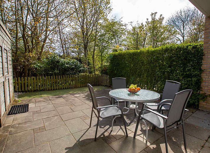 Strand in der Naehe des Ferienhauses ZE069 in Oostkapelle, Walcheren, mit weitem Sand und blauen Wellen.